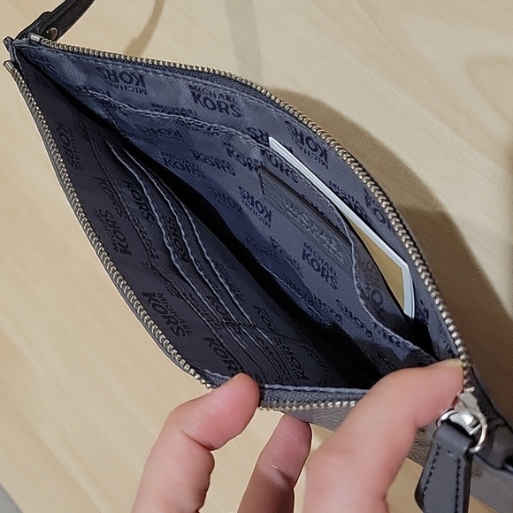 Michael Kors wristlet wallet - Picture 5 of 8